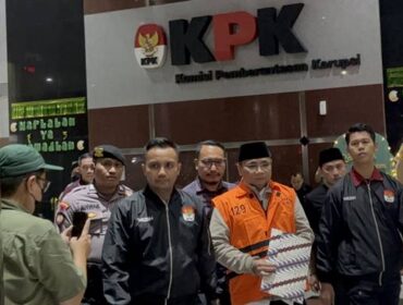 Mantan Menteri Agama Yaqut Cholili Qoumas usai diperiksa KPK mengenakan rompi orange .(Foto: Ist) 