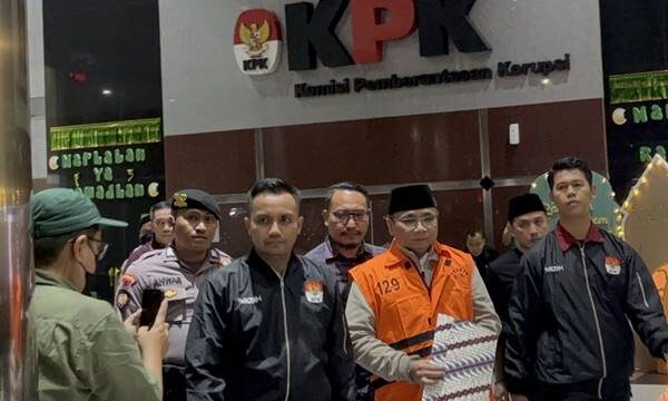 Mantan Menteri Agama Yaqut Cholili Qoumas usai diperiksa KPK mengenakan rompi orange .(Foto: Ist) 