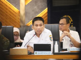 Wakil Menteri Dalam Negeri (Wamendagri) Akhmad Wiyagus saat Rapat Koordinasi Keamanan dalam rangka Persiapan Hari Raya Idulfitri 1447 Hijriah di Kantor Kementerian Koordinator (Kemenko) Bidang Politik dan Keamanan (Polkam), Jakarta, Rabu (11/3/2026).
(Foto: Puspen Kemendagri)