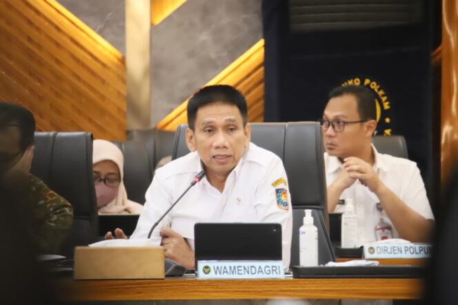 
					Wakil Menteri Dalam Negeri (Wamendagri) Akhmad Wiyagus saat Rapat Koordinasi Keamanan dalam rangka Persiapan Hari Raya Idulfitri 1447 Hijriah di Kantor Kementerian Koordinator (Kemenko) Bidang Politik dan Keamanan (Polkam), Jakarta, Rabu (11/3/2026).
(Foto: Puspen Kemendagri)