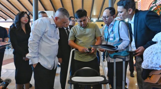 Menteri Perhubungan Dudy Purwagandhi saat melakukan pemantauan langsung ke Terminal 1 dan 2 Bandara Soekarno-Hatta, Tangerang. (Foto: Humas Kemenhub)