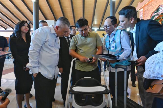 
					Menteri Perhubungan Dudy Purwagandhi saat melakukan pemantauan langsung ke Terminal 1 dan 2 Bandara Soekarno-Hatta, Tangerang. (Foto: Humas Kemenhub)