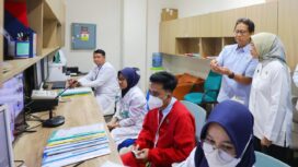 Menteri Kesehatan (Menkes) Budi Gunadi Sadikin bersama Menteri PANRB) Rini Widyantini saat meninjau kesiapan layanan di Rumah Sakit Kanker Dharmais, Jakarta, (Foto: Humas Kemenkes)