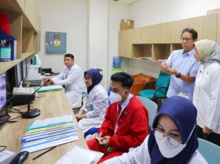 Menteri Kesehatan (Menkes) Budi Gunadi Sadikin bersama Menteri PANRB) Rini Widyantini saat meninjau kesiapan layanan di Rumah Sakit Kanker Dharmais, Jakarta, (Foto: Humas Kemenkes)