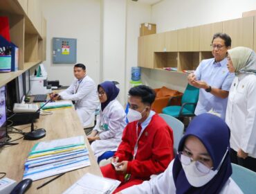 Menteri Kesehatan (Menkes) Budi Gunadi Sadikin bersama Menteri PANRB) Rini Widyantini saat meninjau kesiapan layanan di Rumah Sakit Kanker Dharmais, Jakarta, (Foto: Humas Kemenkes)