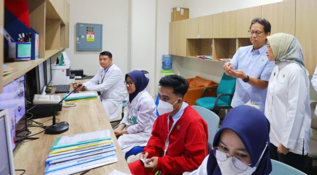 Menteri Kesehatan (Menkes) Budi Gunadi Sadikin bersama Menteri PANRB) Rini Widyantini saat meninjau kesiapan layanan di Rumah Sakit Kanker Dharmais, Jakarta, (Foto: Humas Kemenkes)