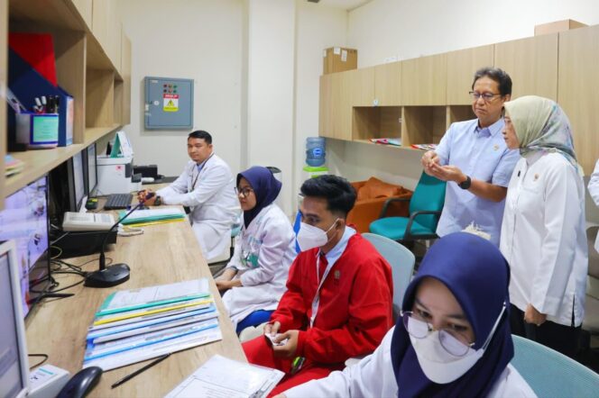 
					Menteri Kesehatan (Menkes) Budi Gunadi Sadikin bersama Menteri PANRB) Rini Widyantini saat meninjau kesiapan layanan di Rumah Sakit Kanker Dharmais, Jakarta, (Foto: Humas Kemenkes)
