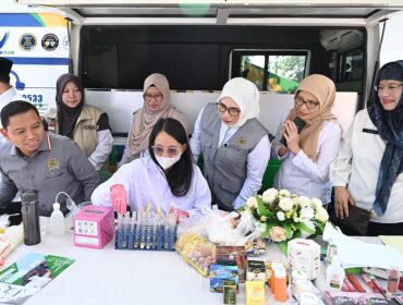 Wakil Ketua Komisi IX DPR RI Nihayatul Wafiroh melakukan inspeksi mendadak (sidak) terhadap peredaran bahan pangan di Pasar Depok Jaya, Kota Depok, Jawa Barat, Rabu (11/3/2026). (Foto : Nap/Andri)