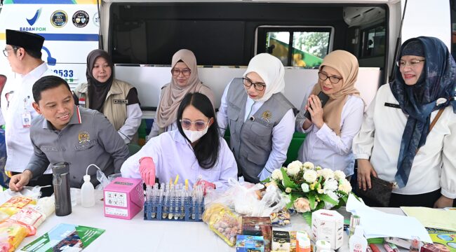 Wakil Ketua Komisi IX DPR RI Nihayatul Wafiroh melakukan inspeksi mendadak (sidak) terhadap peredaran bahan pangan di Pasar Depok Jaya, Kota Depok, Jawa Barat, Rabu (11/3/2026). (Foto : Nap/Andri)