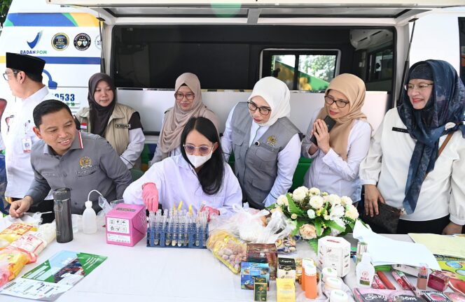 
					Wakil Ketua Komisi IX DPR RI Nihayatul Wafiroh melakukan inspeksi mendadak (sidak) terhadap peredaran bahan pangan di Pasar Depok Jaya, Kota Depok, Jawa Barat, Rabu (11/3/2026). (Foto : Nap/Andri)