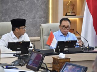 Ketua Komisi Pengawas Persaingan Usaha (KPPU) M. Fanshurullah Asa  saat bertemu dengan Menteri Desa dan PDT Yandri Susanto. (Foto; KPPU )