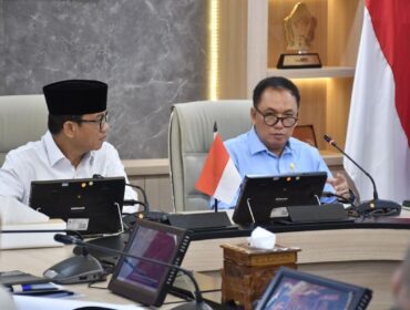 Ketua Komisi Pengawas Persaingan Usaha (KPPU) M. Fanshurullah Asa  saat bertemu dengan Menteri Desa dan PDT Yandri Susanto. (Foto; KPPU )