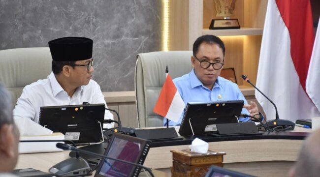 Ketua Komisi Pengawas Persaingan Usaha (KPPU) M. Fanshurullah Asa  saat bertemu dengan Menteri Desa dan PDT Yandri Susanto. (Foto; KPPU )