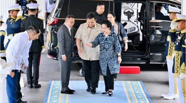 Ketuia Umum PDI Perjuangan Megawati Soekarno Putri saat tiba di istana disambut langsung oleh Presiden Prabowo. (Foto; Ist)