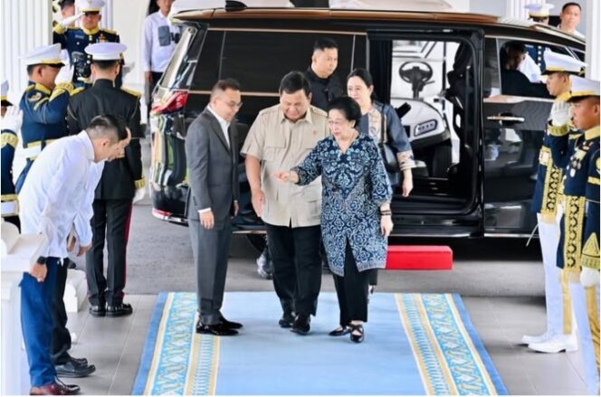 
					Ketuia Umum PDI Perjuangan Megawati Soekarno Putri saat tiba di istana disambut langsung oleh Presiden Prabowo. (Foto; Ist)