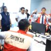 Penyidik OJK dan Bareskrim Polri saat melakukan pernggeledahan di Kantor PT MASI. (Foto: Humas Polri)