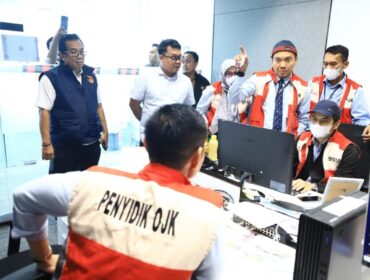 Penyidik OJK dan Bareskrim Polri saat melakukan pernggeledahan di Kantor PT MASI. (Foto: Humas Polri)