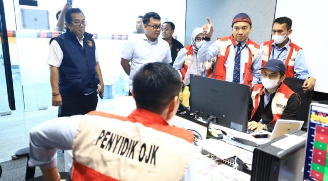 Penyidik OJK dan Bareskrim Polri saat melakukan pernggeledahan di Kantor PT MASI. (Foto: Humas Polri)