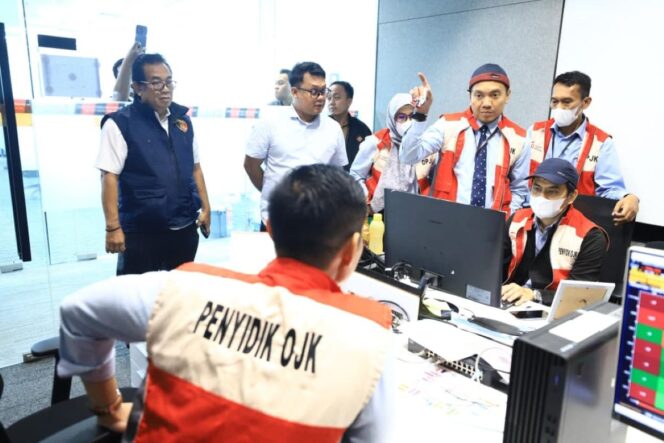 
					Penyidik OJK dan Bareskrim Polri saat melakukan pernggeledahan di Kantor PT MASI. (Foto: Humas Polri)