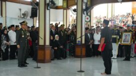 Panglima TNI Jenderal Agus Subiyanto saat memimpin Upacara Penyerahan Jenazah Mantan Wakil Presiden Try Sutrisno kepada negara. (Foto : Puspen TNI)