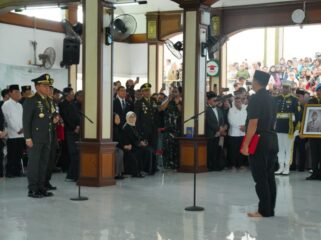 Panglima TNI Jenderal Agus Subiyanto saat memimpin Upacara Penyerahan Jenazah Mantan Wakil Presiden Try Sutrisno kepada negara. (Foto : Puspen TNI)