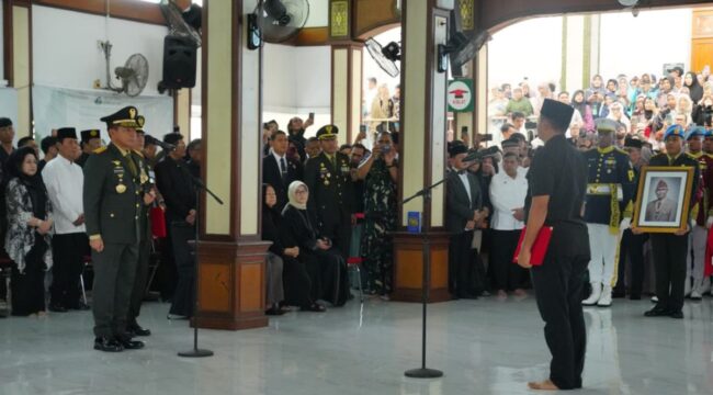 Panglima TNI Jenderal Agus Subiyanto saat memimpin Upacara Penyerahan Jenazah Mantan Wakil Presiden Try Sutrisno kepada negara. (Foto : Puspen TNI)