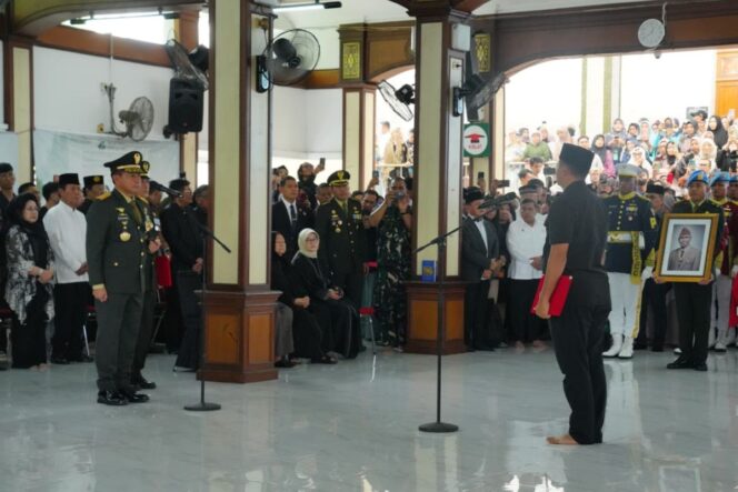 
					Panglima TNI Jenderal Agus Subiyanto saat memimpin Upacara Penyerahan Jenazah Mantan Wakil Presiden Try Sutrisno kepada negara. (Foto : Puspen TNI)
