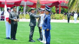 Panglima TNI Jenderal TNI Agus Subiyanto saat menyematkan pangkat kepada  Perwira Prajurit Karier. (Foto: Puspen TNI)