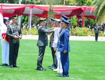 Panglima TNI Jenderal TNI Agus Subiyanto saat menyematkan pangkat kepada  Perwira Prajurit Karier. (Foto: Puspen TNI)