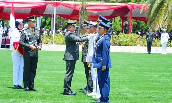 Panglima TNI Jenderal TNI Agus Subiyanto saat menyematkan pangkat kepada  Perwira Prajurit Karier. (Foto: Puspen TNI)