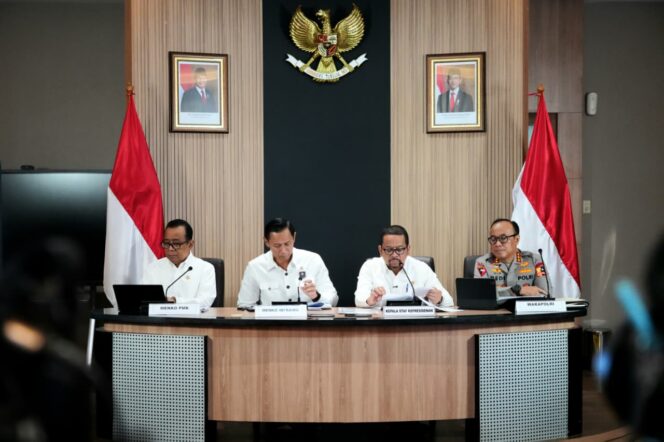 
					Wakapolri Komjen Pol. Prof. Dr. Dedi Prasetyo, (Pojok Kanan)  saat Press Conference Kesiapan Arus Mudik Lebaran 2026 dan Pengamanan Nasional di Kantor Staf Presiden. (Foto: Humas Polri)