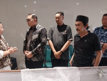 Wali Kota Jakarta Pusat Arifin Saat melayat Mantan Ketua Hubungan Antar Agama dan Kemasyarakatan (HAAK) Katedral Jakrta Almarhum Christoforus Rea, (Foto: Ist)
