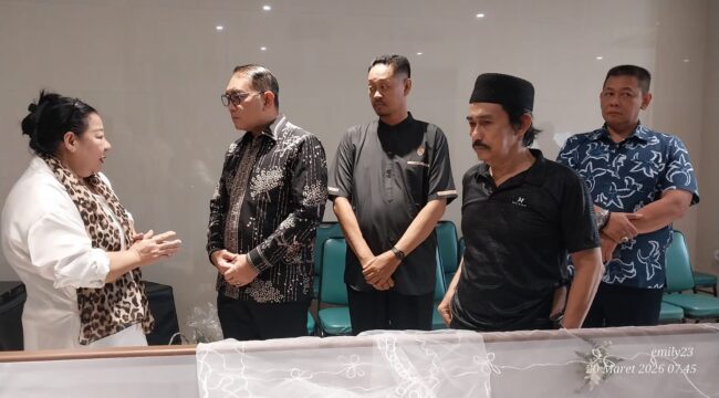 Wali Kota Jakarta Pusat Arifin Saat melayat Mantan Ketua Hubungan Antar Agama dan Kemasyarakatan (HAAK) Katedral Jakrta Almarhum Christoforus Rea, (Foto: Ist)
