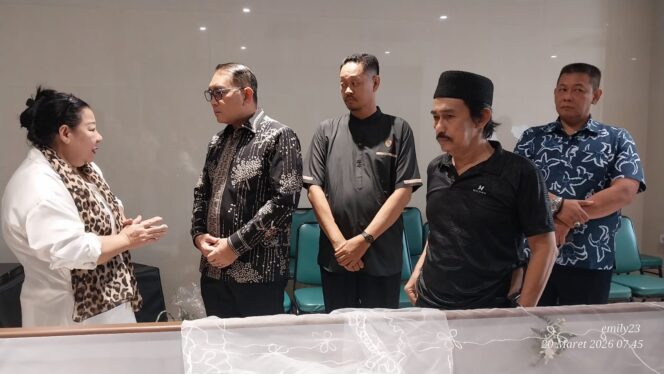 
					Wali Kota Jakarta Pusat Arifin Saat melayat Mantan Ketua Hubungan Antar Agama dan Kemasyarakatan (HAAK) Katedral Jakrta Almarhum Christoforus Rea, (Foto: Ist)