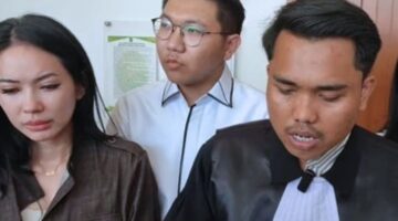 Tim Kuasa Hukum bersama adik terdakwa Agnes Brenda Lee usai persidangan. (Dok. Istimewa)