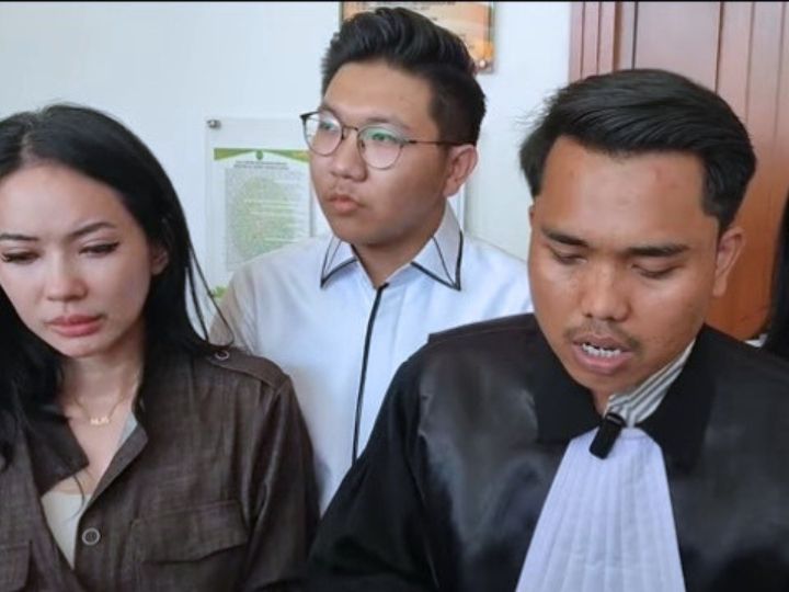 Tim Kuasa Hukum bersama adik terdakwa Agnes Brenda Lee usai persidangan. (Dok. Istimewa)