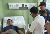 Petugas Damkar Kota Tangerang yang menjadi korban dugaan penganiayaan oknum wartawan saat bersama rekan seprofesi.