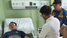 Petugas Damkar Kota Tangerang yang menjadi korban dugaan penganiayaan oknum wartawan saat bersama rekan seprofesi.