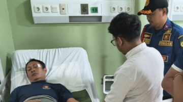 Petugas Damkar Kota Tangerang yang menjadi korban dugaan penganiayaan oknum wartawan saat bersama rekan seprofesi.