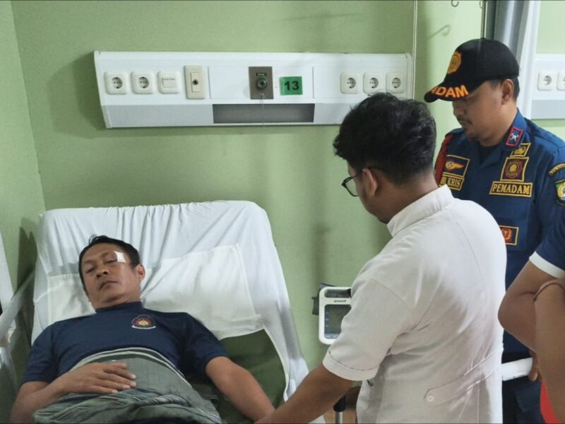 Petugas Damkar Kota Tangerang yang menjadi korban dugaan penganiayaan oknum wartawan saat bersama rekan seprofesi.