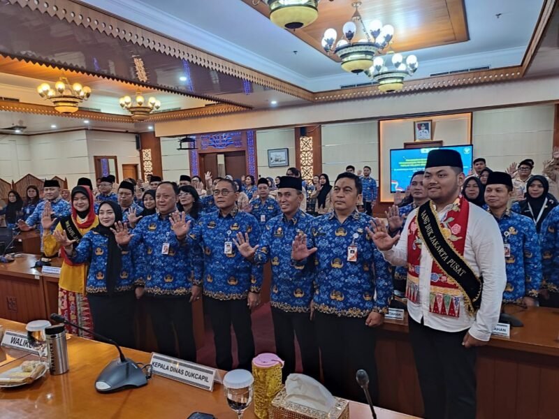 Wali Kota Jakarta Pusat, Arifin bersama Kepala Didukcapil Jakarta Pusat (Foto: Istimewa)