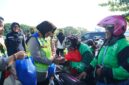 Kapolres Metro Bekasi, AKBP Sumarni saat melaksanakan pembagian bantuan sosial berupa 400 paket sembako di hari Kartini. (Foto: Istimewa)