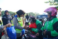 Kapolres Metro Bekasi, AKBP Sumarni saat melaksanakan pembagian bantuan sosial berupa 400 paket sembako di hari Kartini. (Foto: Istimewa)