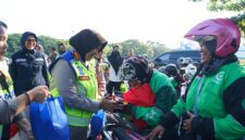 Kapolres Metro Bekasi, AKBP Sumarni saat melaksanakan pembagian bantuan sosial berupa 400 paket sembako di hari Kartini. (Foto: Istimewa)