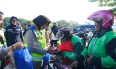 Aksi Sosial Hari Kartini: Kapolres Bekasi Bagikan Ratusan Sembako untuk Pejuang Tangguh