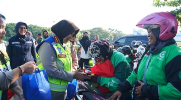 Kapolres Metro Bekasi, AKBP Sumarni saat melaksanakan pembagian bantuan sosial berupa 400 paket sembako di hari Kartini. (Foto: Istimewa)