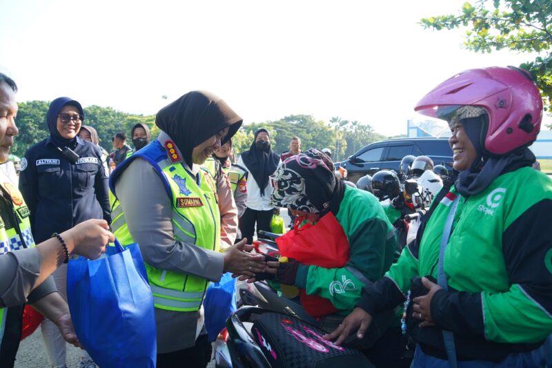 Kapolres Metro Bekasi, AKBP Sumarni saat melaksanakan pembagian bantuan sosial berupa 400 paket sembako di hari Kartini. (Foto: Istimewa)
