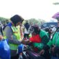 Kapolres Metro Bekasi, AKBP Sumarni saat melaksanakan pembagian bantuan sosial berupa 400 paket sembako di hari Kartini. (Foto: Istimewa)