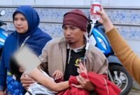 Siswi SD di Jeneponto yang akan dibawa ke Rumah Sakit setelah menyantap menu MBG yang diduga berupa ikan busuk. (Foto: 1st)