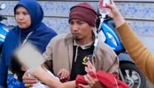 Siswi SD di Jeneponto yang akan dibawa ke Rumah Sakit setelah menyantap menu MBG yang diduga berupa ikan busuk. (Foto: 1st)